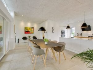 K2 Huset - Inspiration til køkken alrum med langt spisebord
